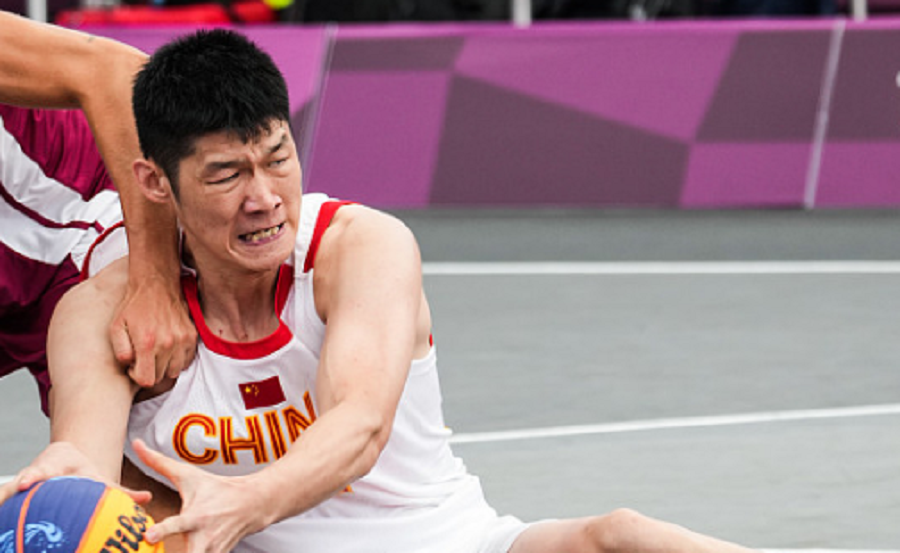 西藏男篮逆转艰难胜利，全队欢呼