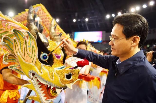 包含体操表演精彩纷呈，裁判难以决断胜负的词条