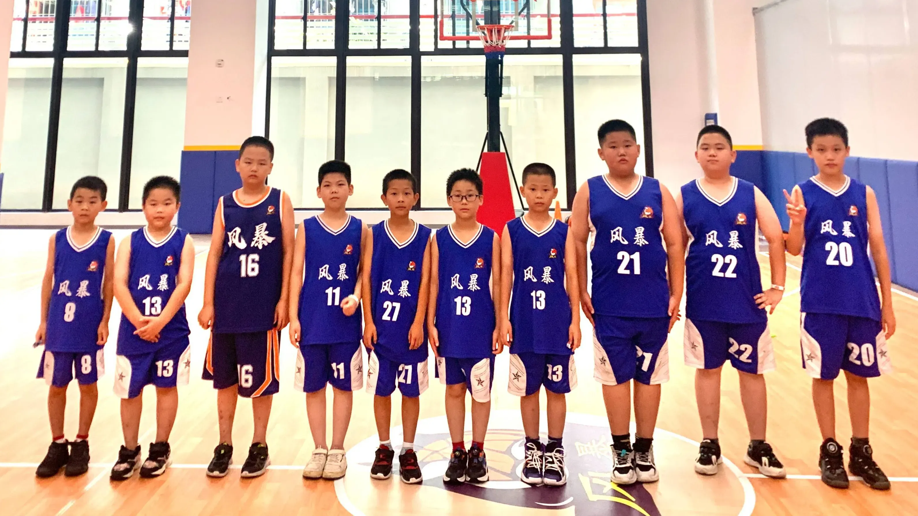 球场上的激情篮球对抗将全球粉丝沉浸其中的简单介绍