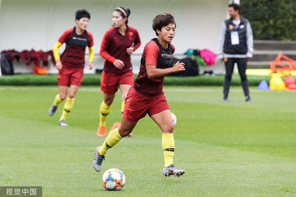 包含中国女足队备战奥运，技术战术训练全面展开的词条