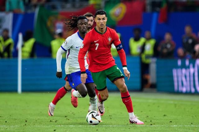 包含后防稳固犀利反击，球队晋级下一轮淘汰赛的词条