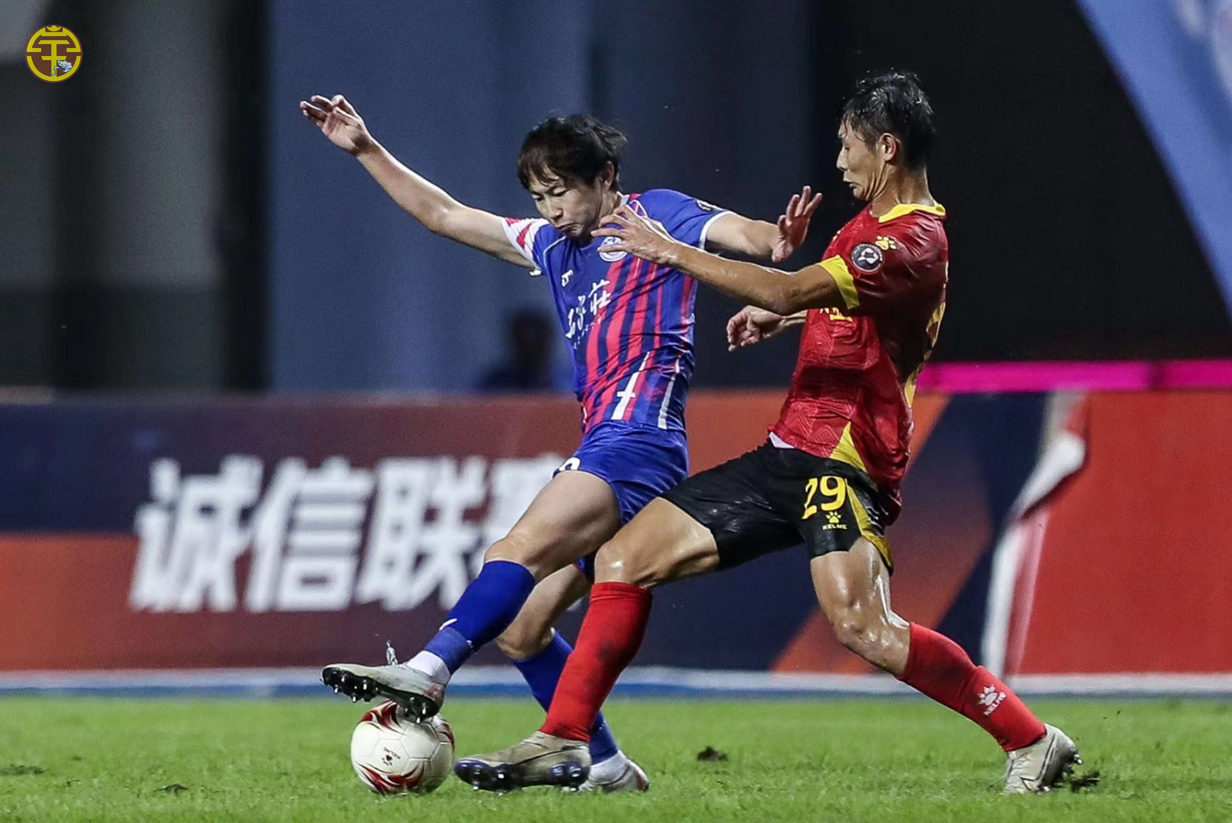 包含后防稳固犀利反击，球队晋级下一轮淘汰赛的词条