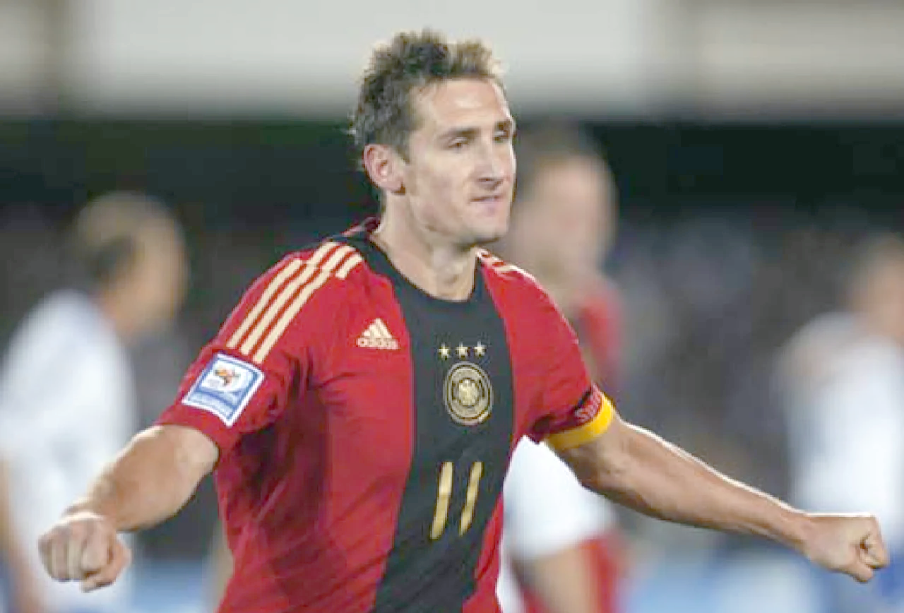 德国力克加拿大，本泽马完成帽子戏法