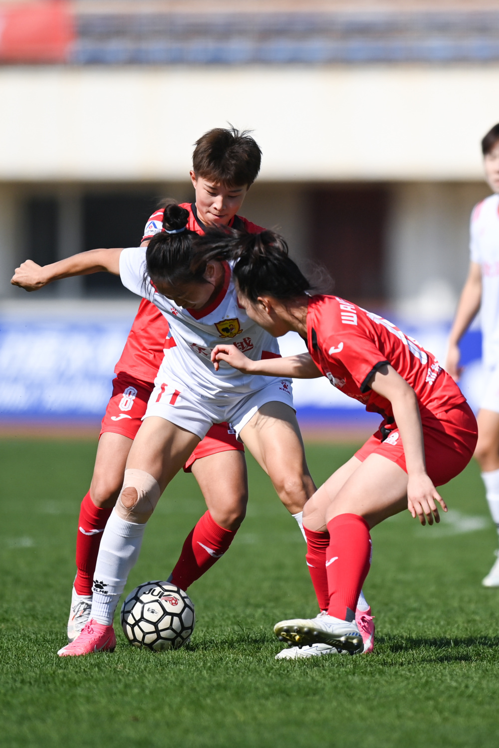 关于热门足球新闻：女子比赛中的精彩进球！的信息