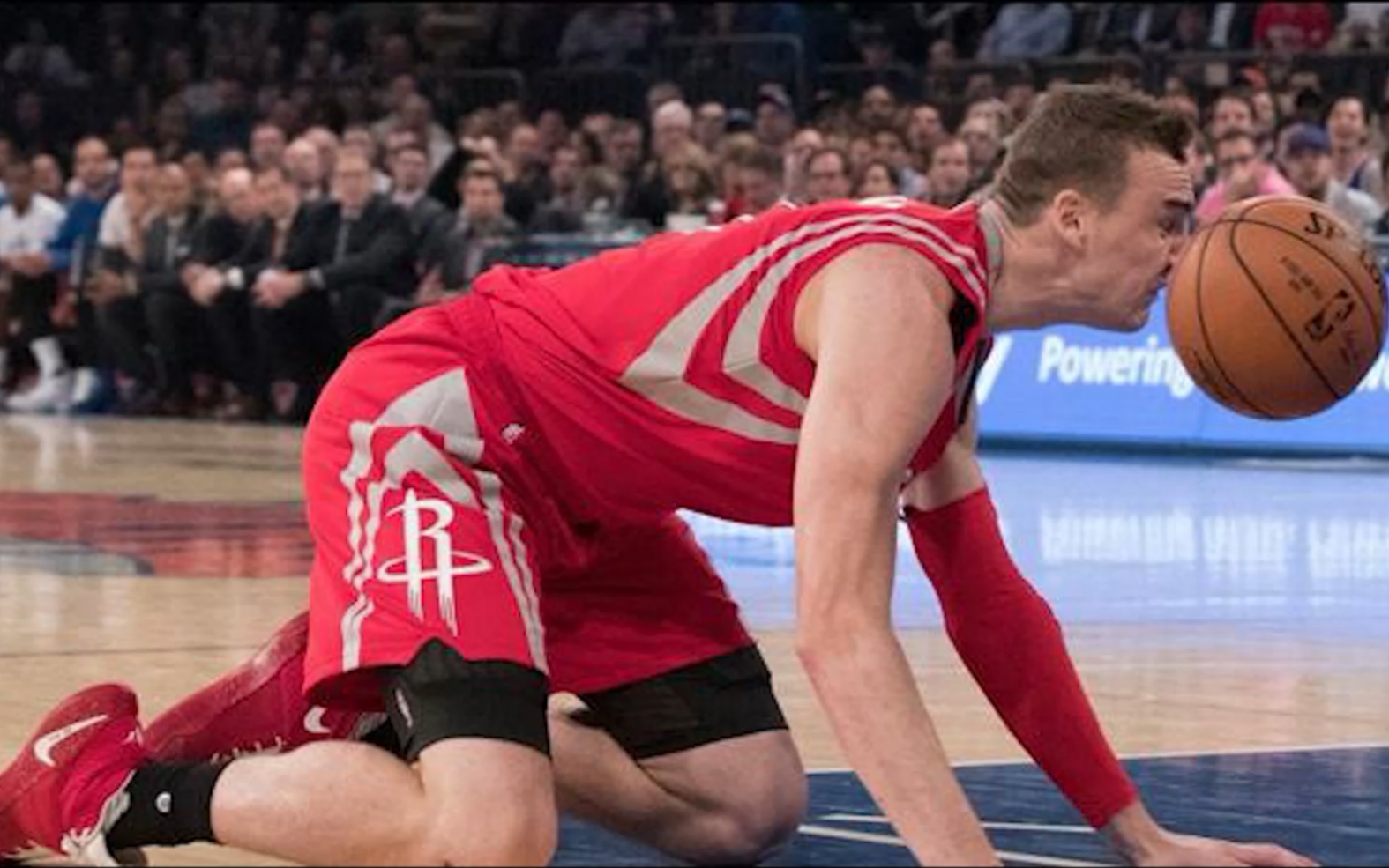 篮球场上一幕奇观，球员运球时突然失误滑倒的简单介绍