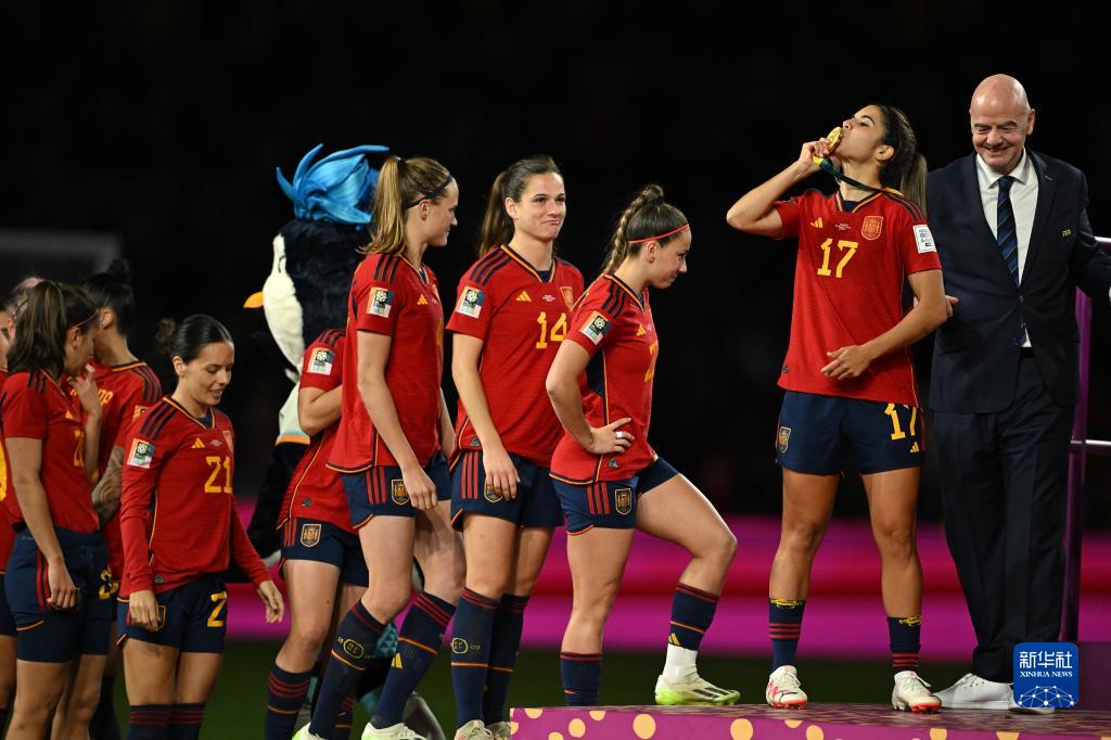 西班牙女足联赛决赛场上现独特风采