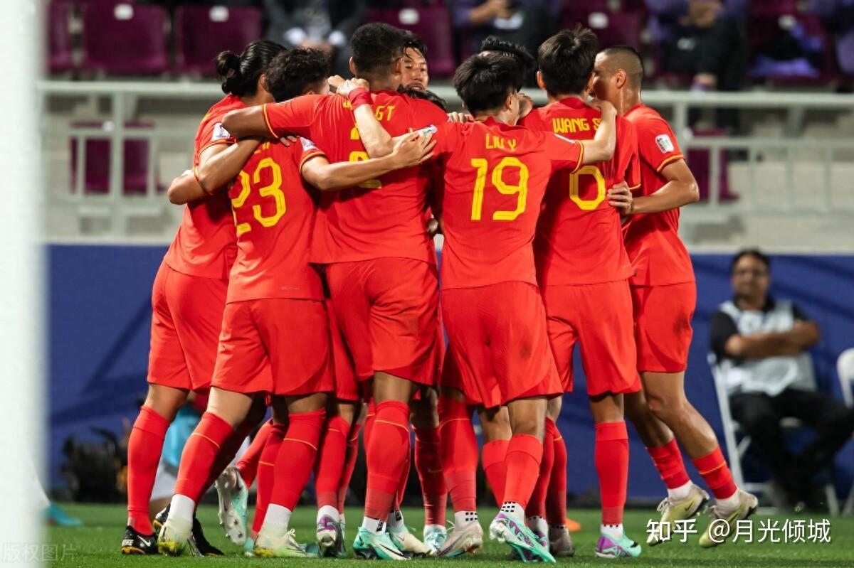 亚洲杯首支夺冠球队诞生，球迷欢呼