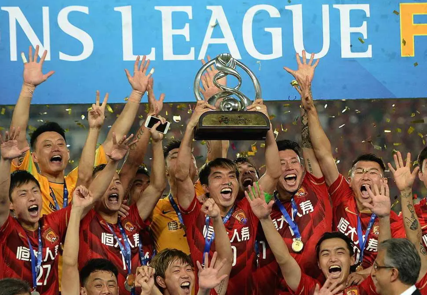 亚洲杯首支夺冠球队诞生，球迷欢呼