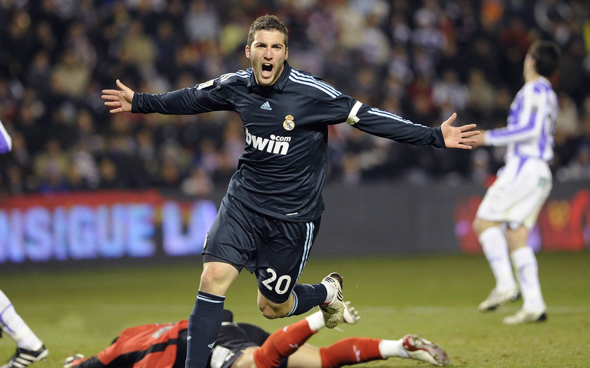 德甲争冠战成焦点,皇马爆冷启示录,哥斯达黎加式逆袭能否再现足坛?