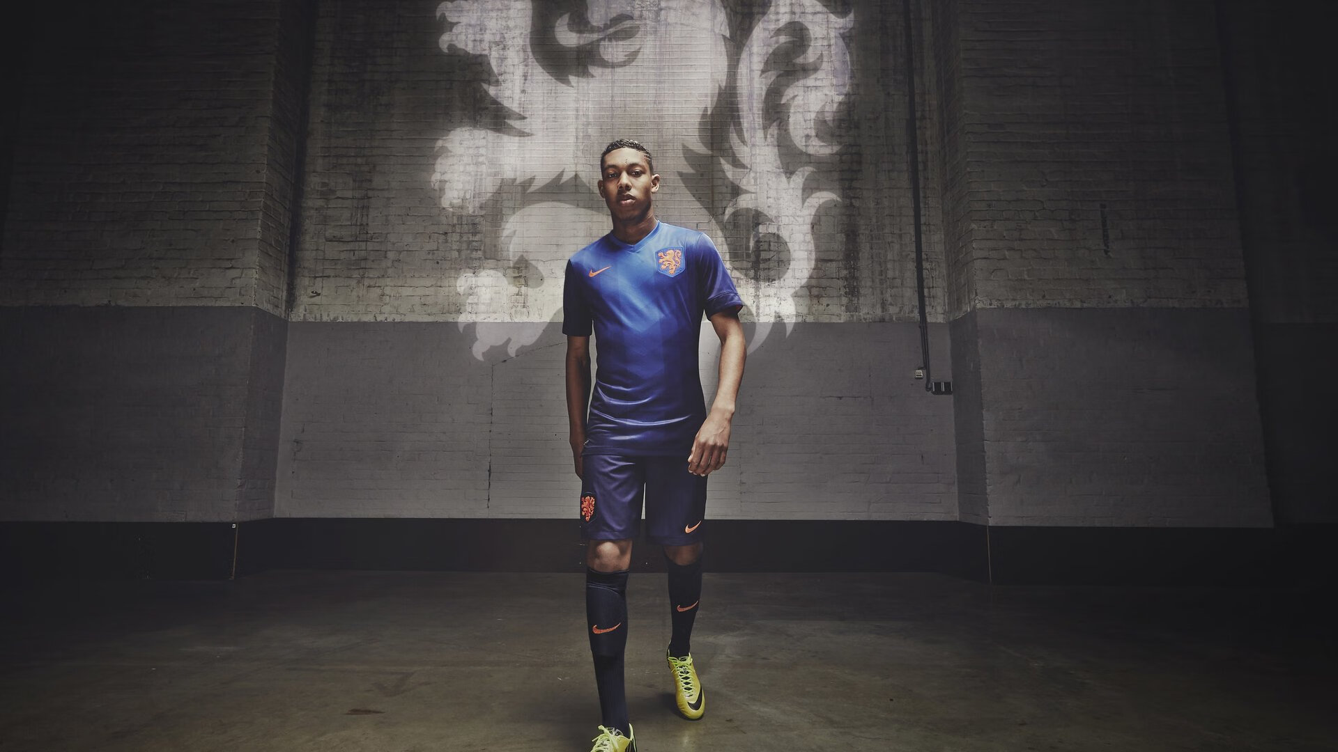 莱奥展现巨星价值，拉齐奥血拼AC米兰