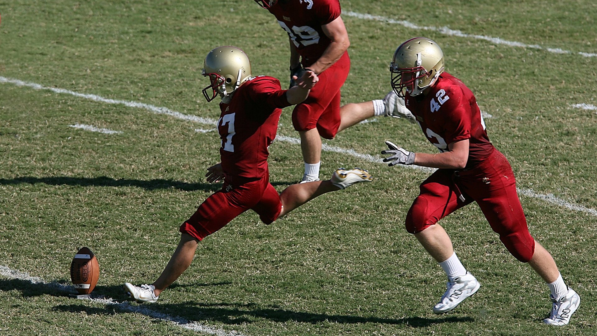 绝杀时刻，阿隆索驾驭阿斯顿马丁点燃赛场，威廉姆斯饮恨赛道